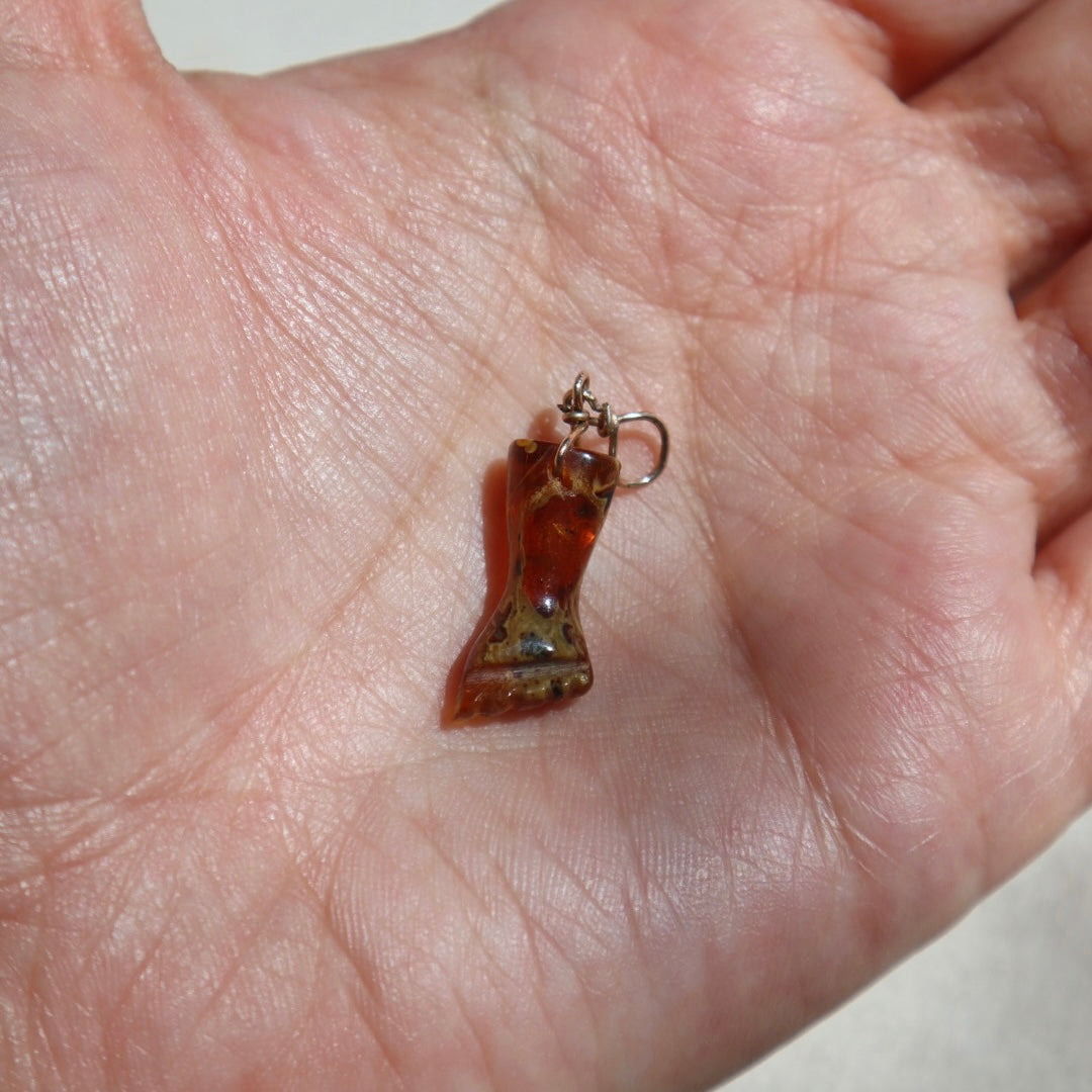 Amber Mano Figa Talisman Pendant