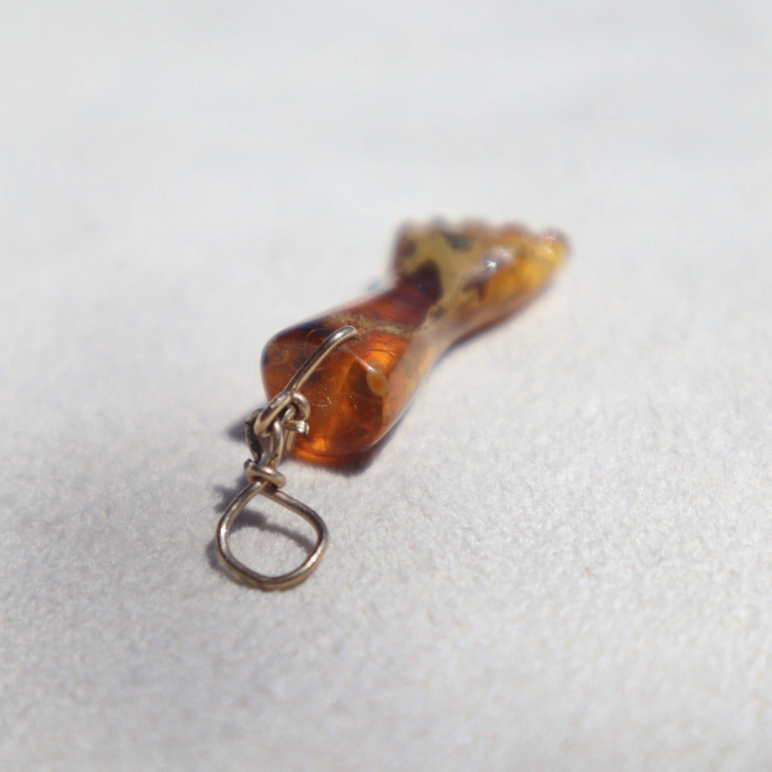 Amber Mano Figa Talisman Pendant