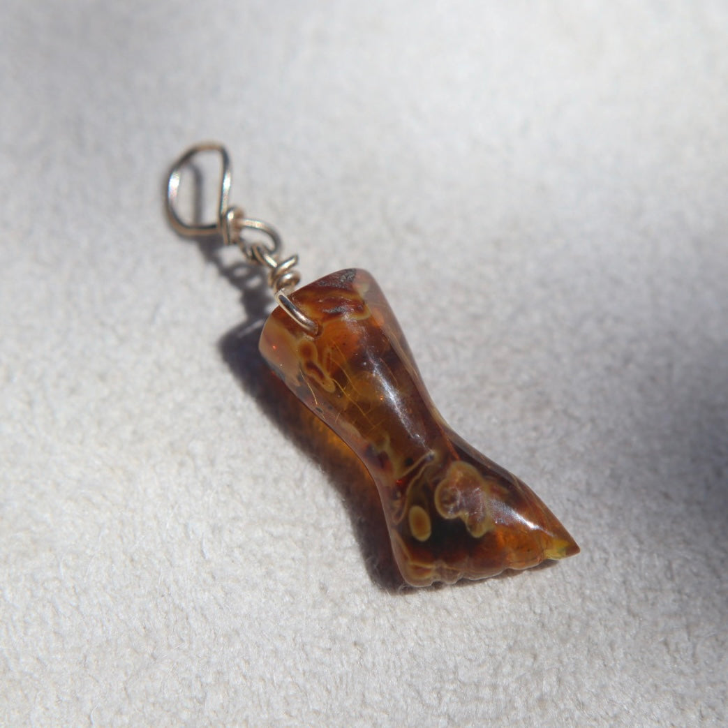 Amber Mano Figa Talisman Pendant