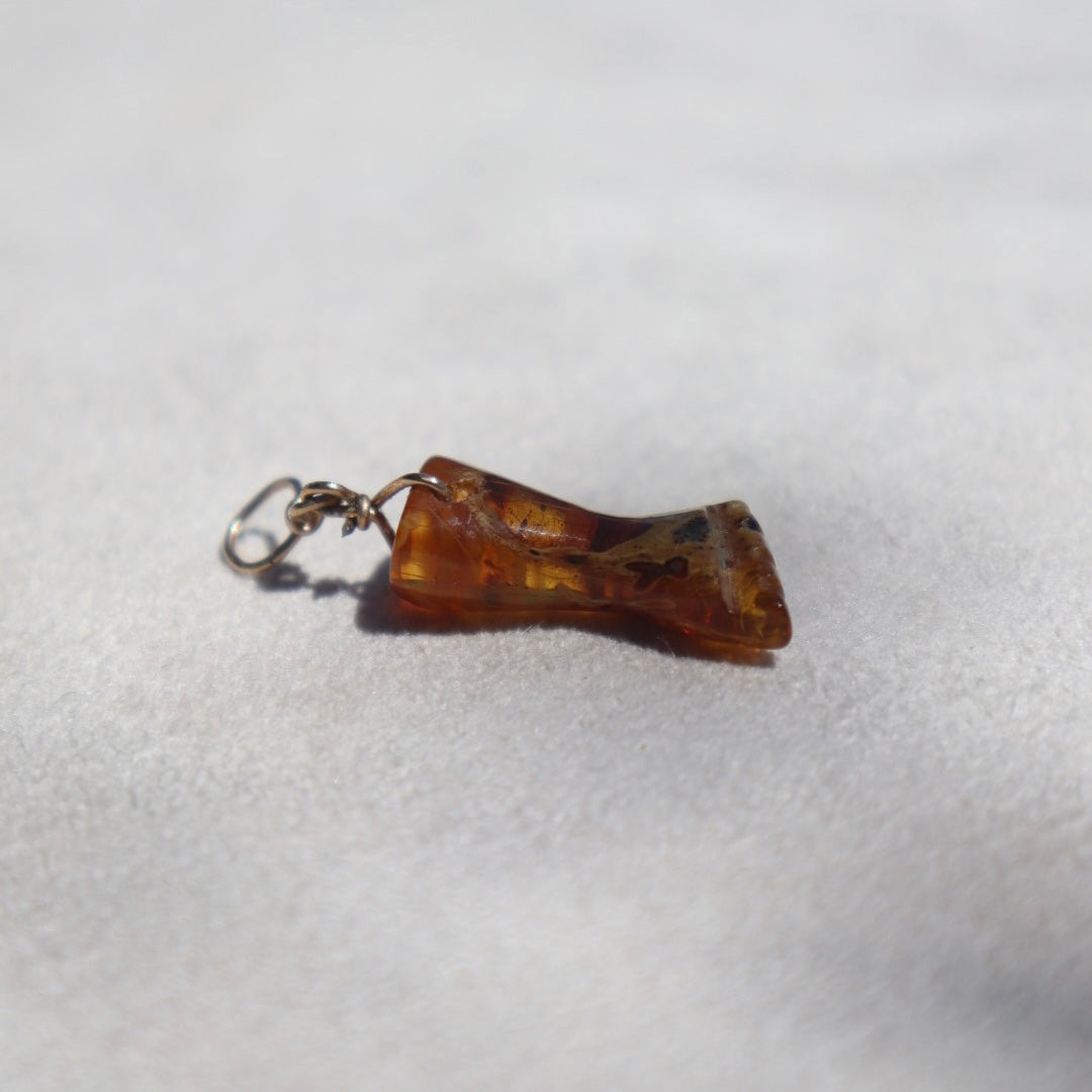 Amber Mano Figa Talisman Pendant