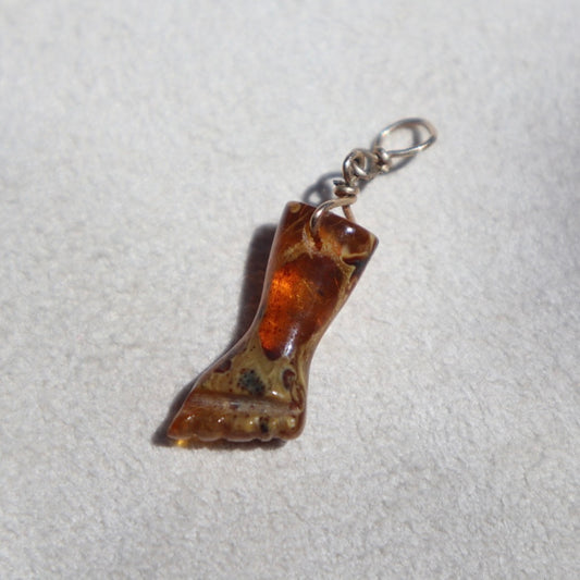 Amber Mano Figa Talisman Pendant